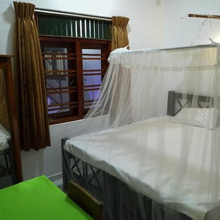 Hikkaduwa Family Inn Buitenkant foto
