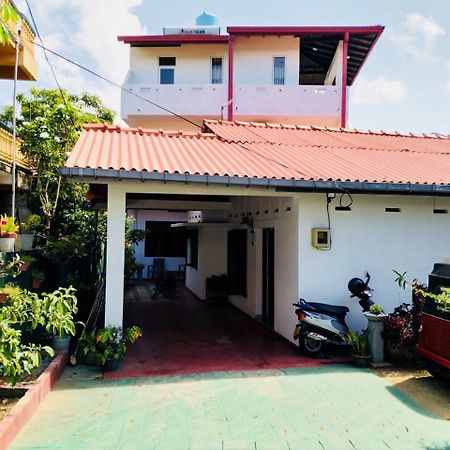 Hikkaduwa Family Inn Buitenkant foto