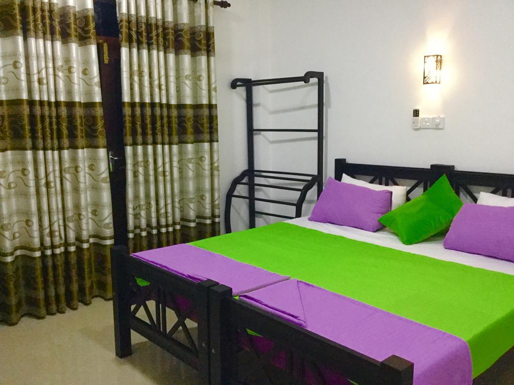 Hikkaduwa Family Inn Buitenkant foto