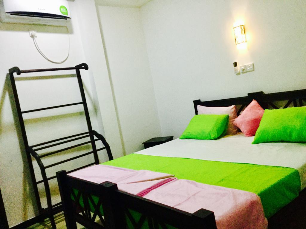 Hikkaduwa Family Inn Buitenkant foto
