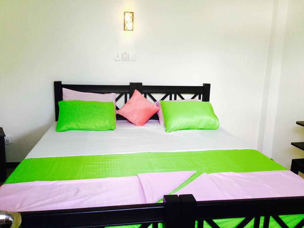 Hikkaduwa Family Inn Buitenkant foto