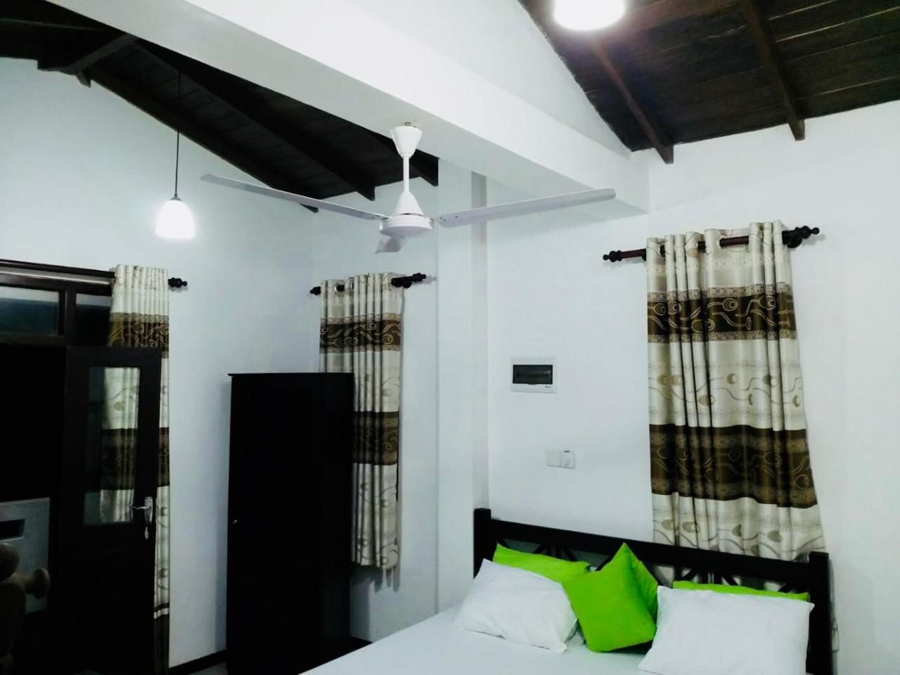 Hikkaduwa Family Inn Buitenkant foto