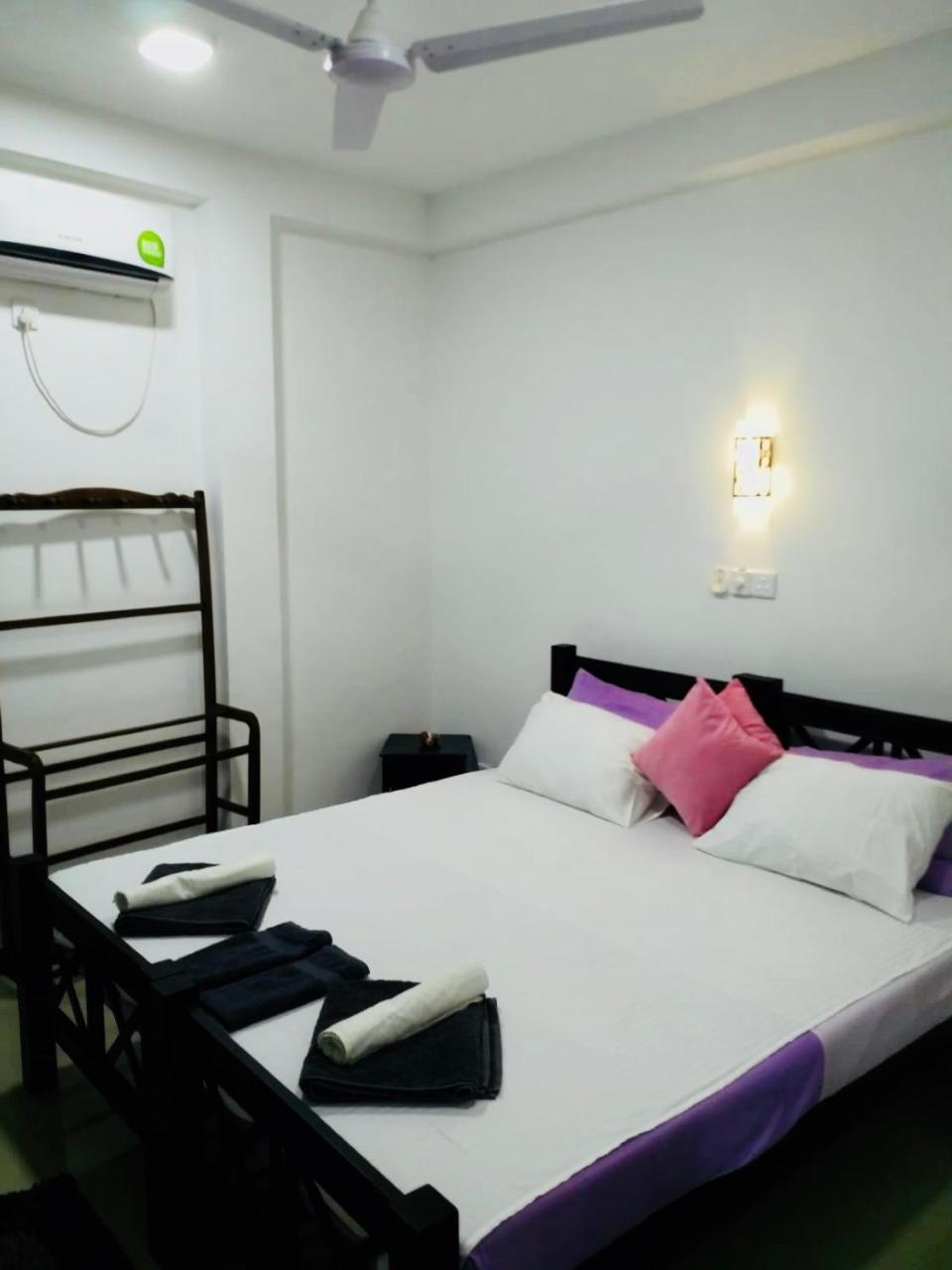 Hikkaduwa Family Inn Buitenkant foto