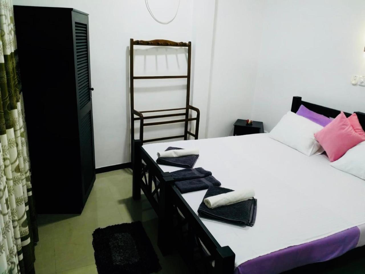 Hikkaduwa Family Inn Buitenkant foto