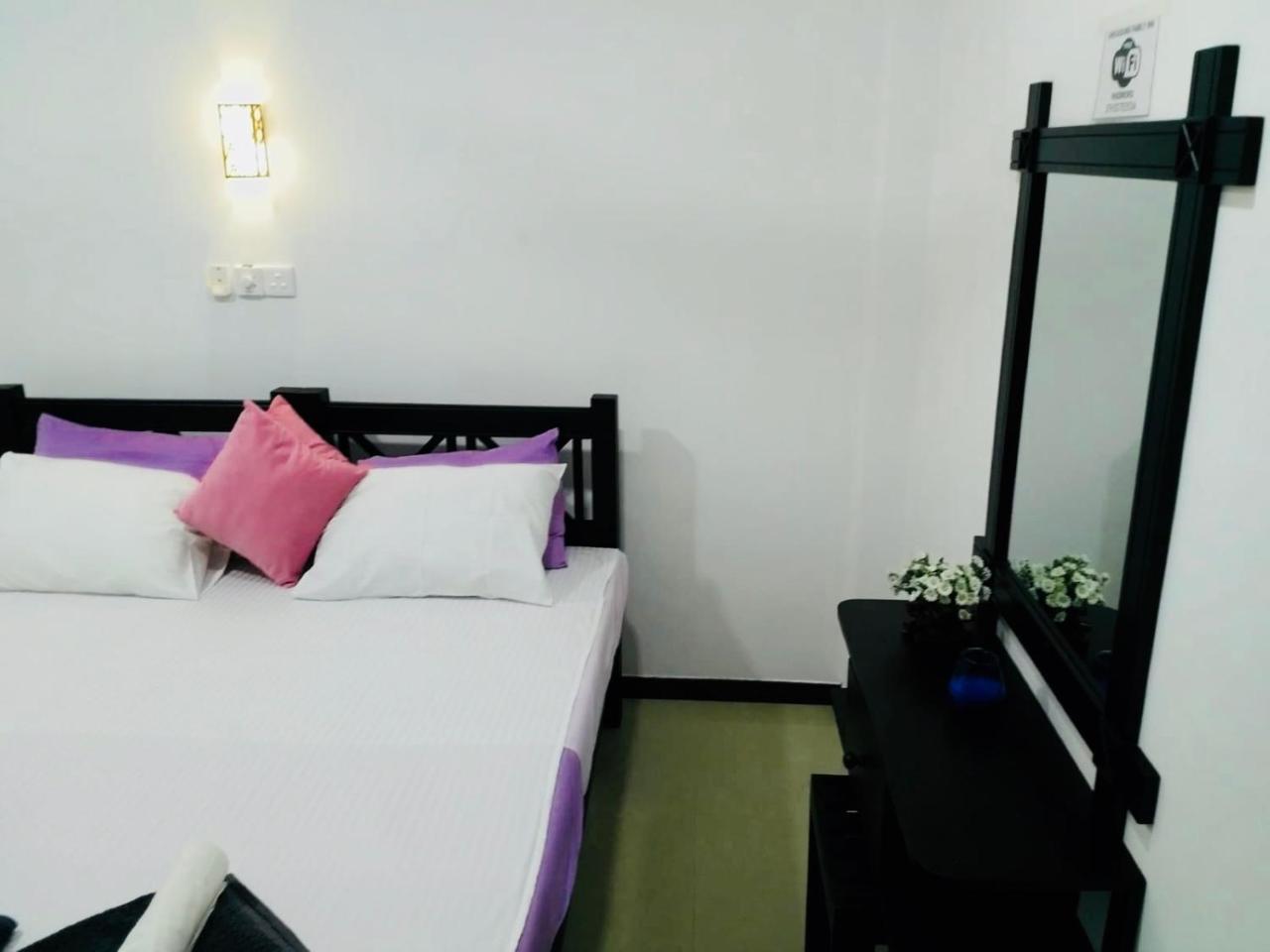 Hikkaduwa Family Inn Buitenkant foto