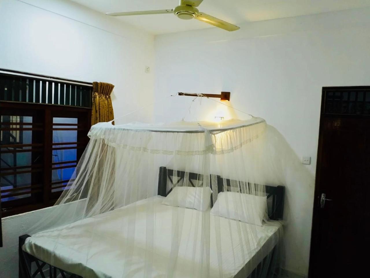 Hikkaduwa Family Inn Buitenkant foto