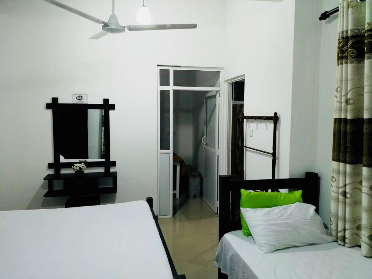Hikkaduwa Family Inn Buitenkant foto