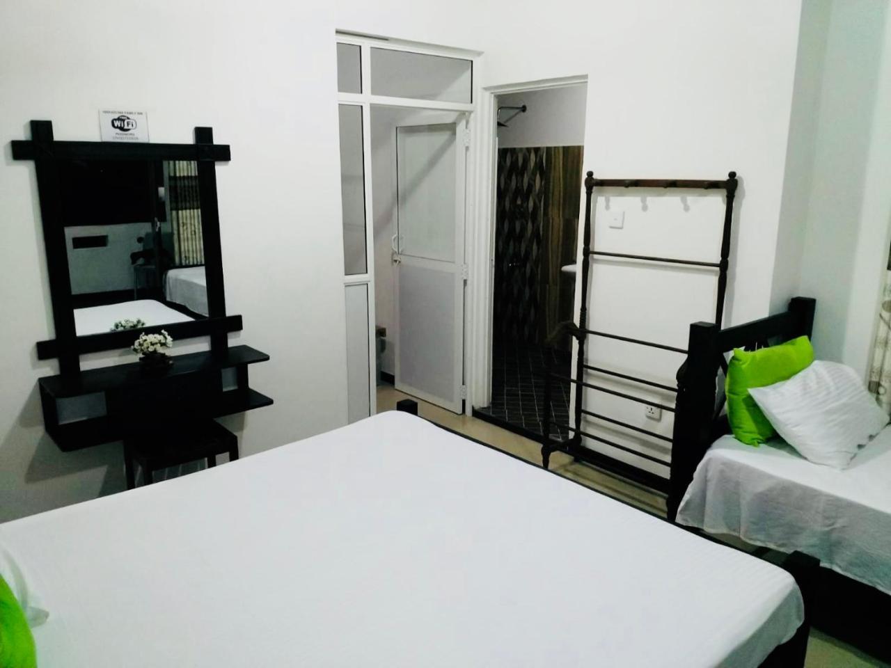 Hikkaduwa Family Inn Buitenkant foto