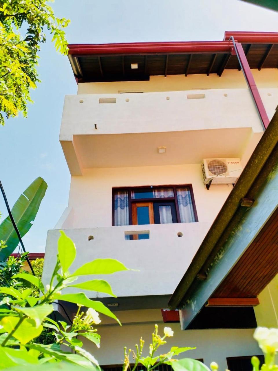 Hikkaduwa Family Inn Buitenkant foto