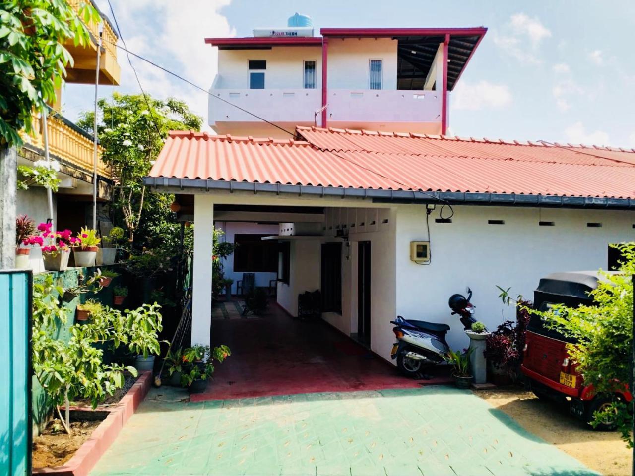 Hikkaduwa Family Inn Buitenkant foto