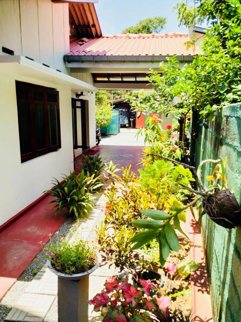 Hikkaduwa Family Inn Buitenkant foto