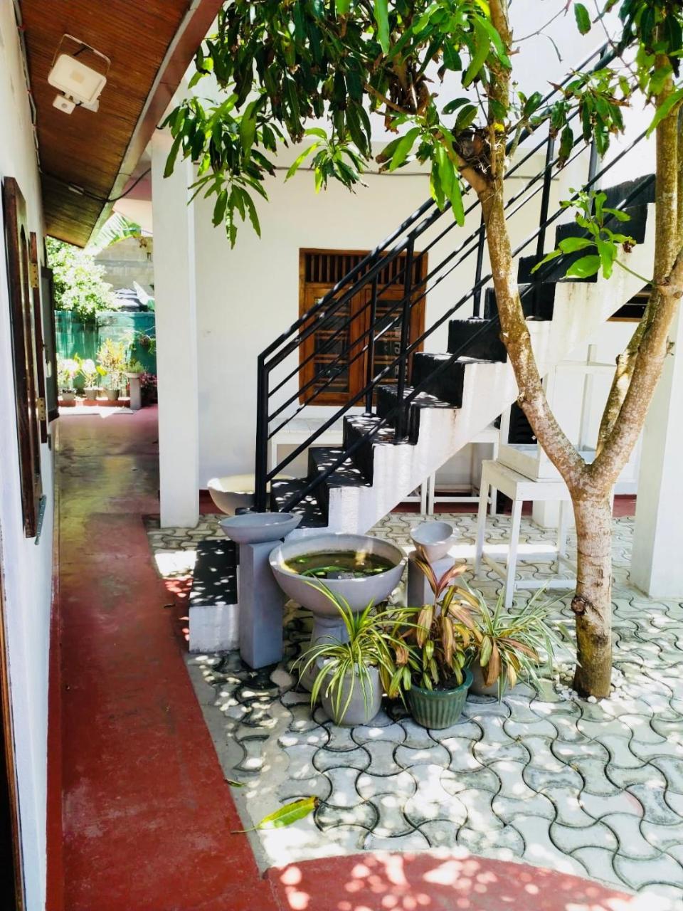 Hikkaduwa Family Inn Buitenkant foto